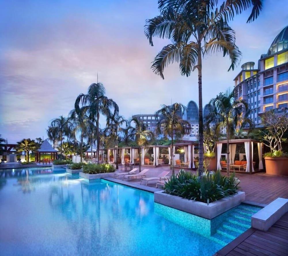 Resorts World Sentosa - Festive Hotel Σιγκαπούρη Εξωτερικό φωτογραφία The pool at the hotel