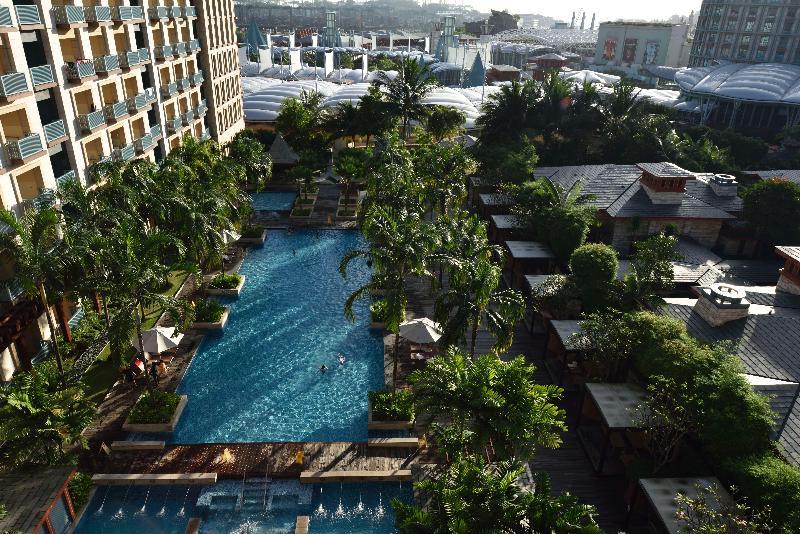Resorts World Sentosa - Festive Hotel Σιγκαπούρη Εξωτερικό φωτογραφία The pool at the hotel