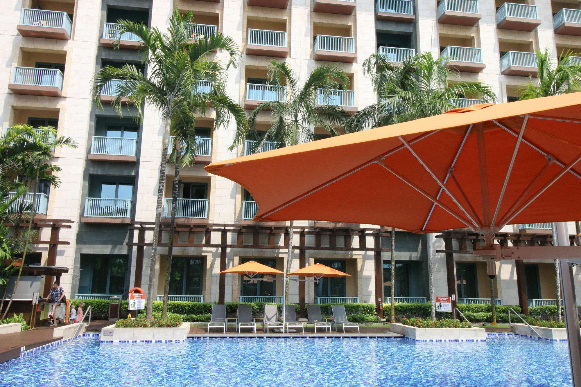 Resorts World Sentosa - Festive Hotel Σιγκαπούρη Εξωτερικό φωτογραφία The swimming pool at the hotel
