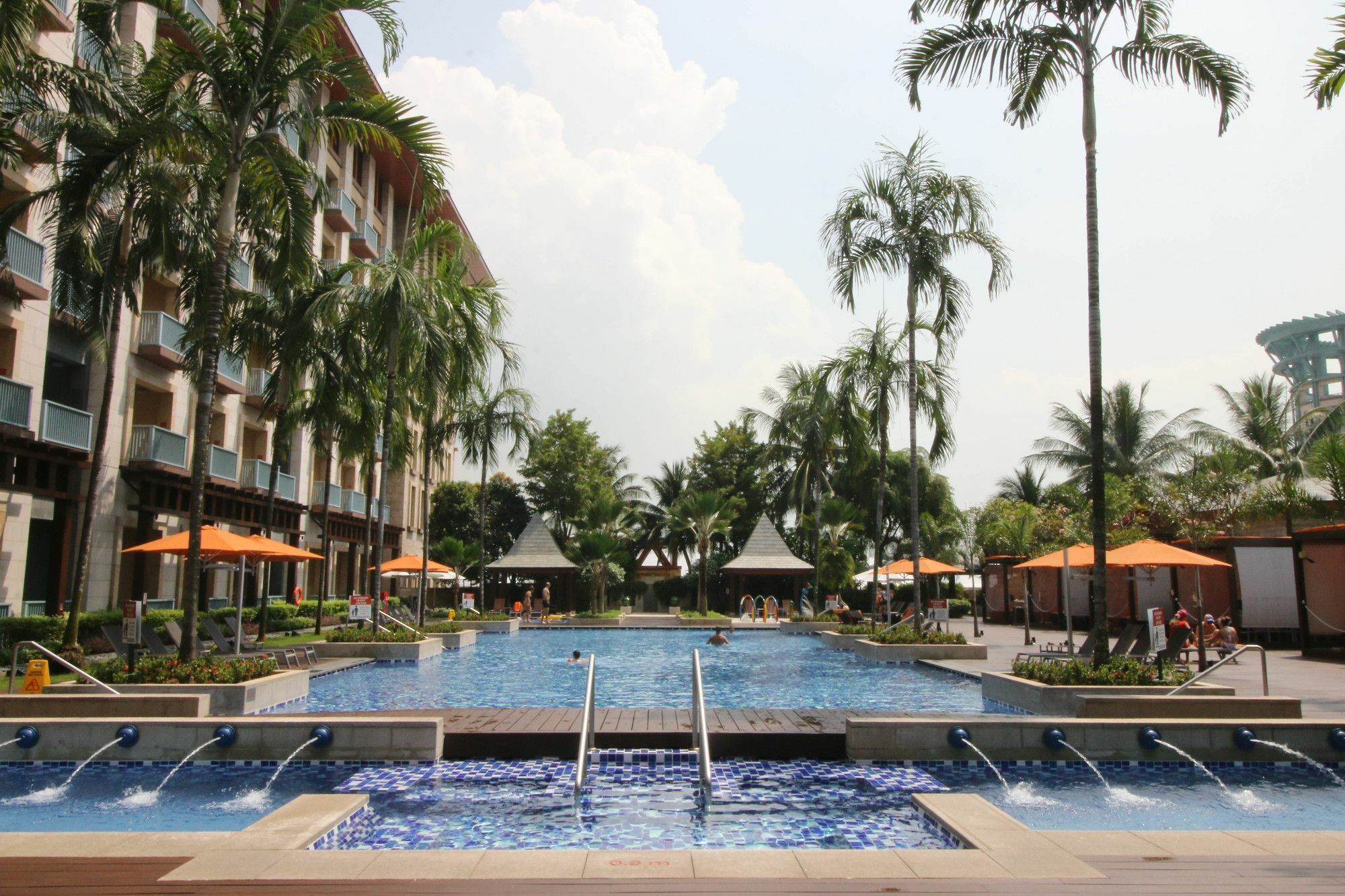 Resorts World Sentosa - Festive Hotel Σιγκαπούρη Εξωτερικό φωτογραφία The pool at the Shangri-La Hotel, Kuala Lumpur